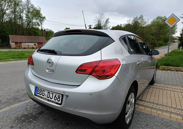 Opel Astra cena 28500 przebieg: 133000, rok produkcji 2010 z Połaniec małe 631